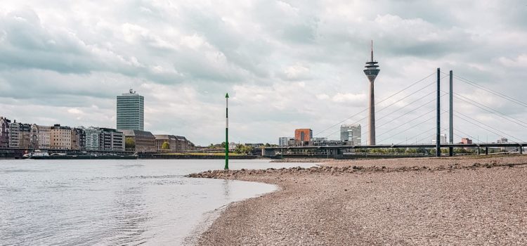 Düsseldorf Rheinufer Skyline Rheinturm